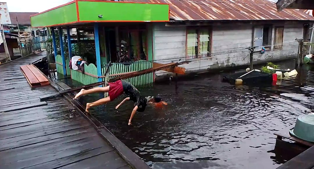 Banjir di Kelurahan Raja Seberang Diwarnai Keceriaan Anak-anak Saat Berenang