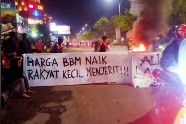 Unjuk Rasa Mahasiswa Warnai Kenaikan Harga BBM di Makassar
