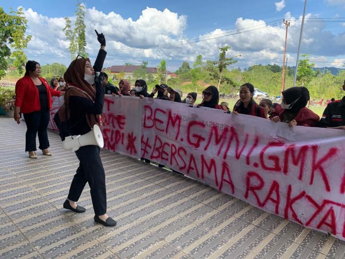 Tolak Kenaikan Harga BBM, Mahasiswa Melawi Geruduk Kantor DPRD