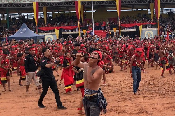 Atraksi Pasukan Merah Meriahkan Pembukaan Pekan Gawai Dayak Melawi XIV