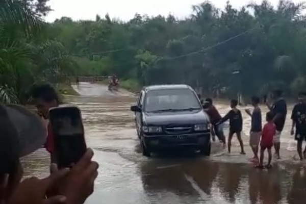 Banjir di Jalan Parenggean Surut, Arus Lalin Kembali Normal