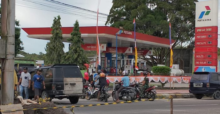 Usai Harga BBM Naik, Antrean Panjang Terjadi di SPBU Pangkalan Bun