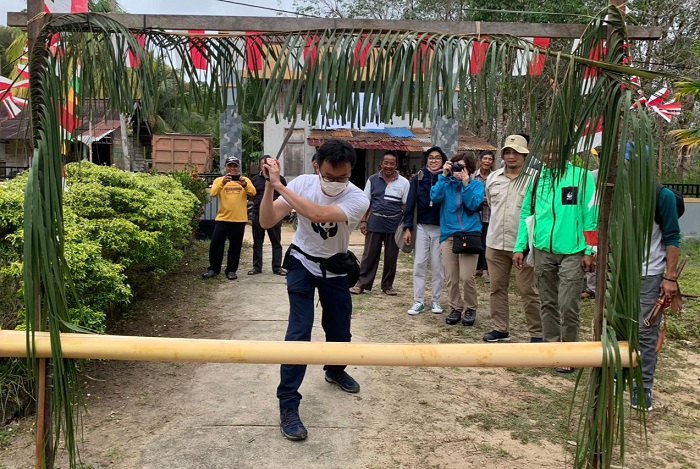 Dikunjungi WWF Japan, SMPN 3 Nanga Pinoh Tampilkan ‘Potong Ompong’