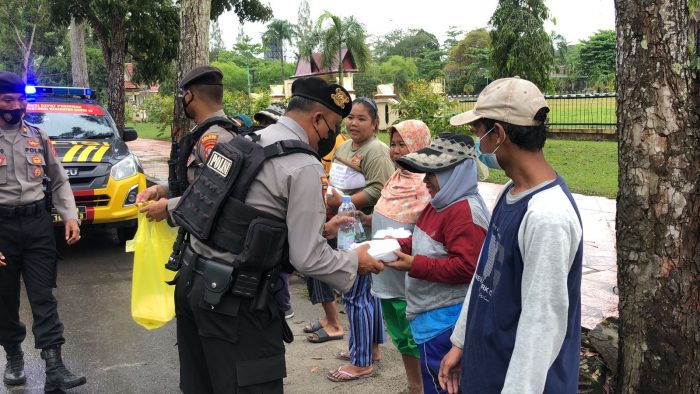Ringankan Beban Warga Usai BBM Naik, Polres Kobar Salurkan Bantuan untuk Pemulung