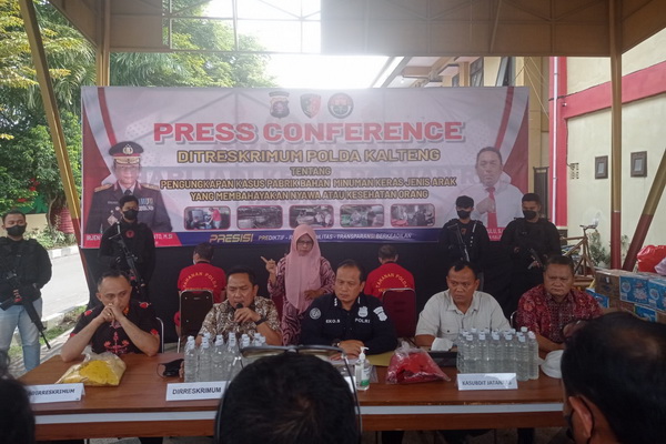 Polisi Gerebek Tiga Pabrik Miras Tanpa Izin, Sita 300 Dus