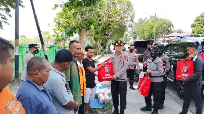Ringankan Dampak Kenaikan BBM, Polres Kobar Bagikan Sembako ke Masyarakat