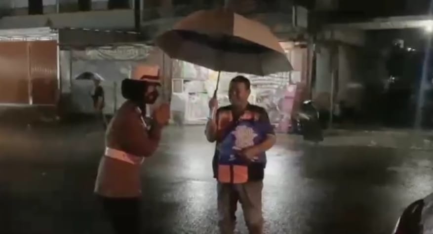 di Tengah Guyuran Hujan, Satlantas Polres Kobar Tetap Salurkan Sembako untuk Warga