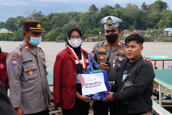 Bantu Warga, Polisi dan GMNI Melawi Bagi Paket Sembako