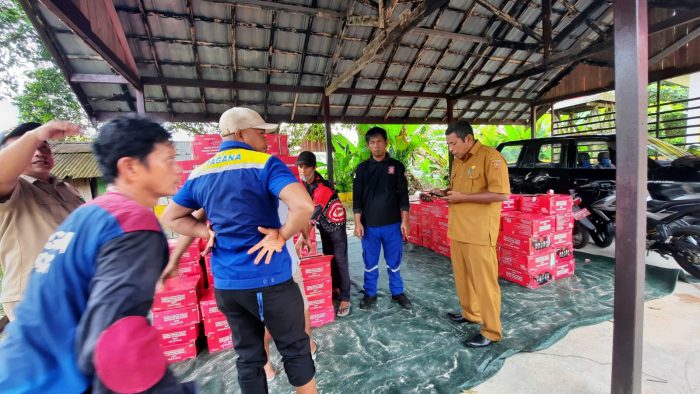 Dinsos Kobar Salurkan Ribuan Paket Siap Saji dari Kemensos untuk Korban Banjir