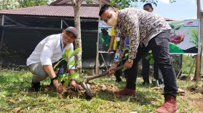 FIFGROUP Cabang Pangkalan Bun Tanam Ratusan Pohon Bersama SMKN 1 Pangkalan Lada