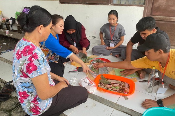 Kelompok 21 KKN-TM Desa Dahian Kembangkan Inovasi Pembuatan Keripik Daun Singkong
