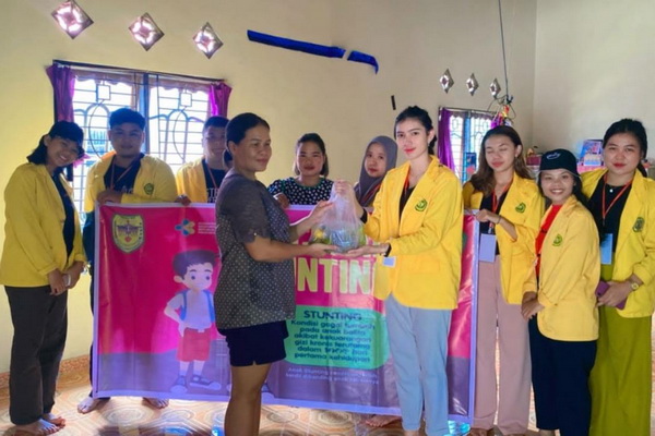Cegah Stunting, Kelompok 31 KKN-TM Desa Tumbang Hakau Edukasi Warga
