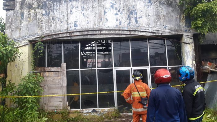 Ruko Kosong Dilalap Api di Tengah Hujan Deras