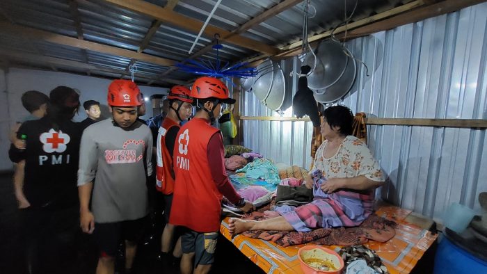 Banjir Rendam Rumah Warga di Tatas RT 26 Kelurahan Baru, Satu Orang Lansia Dievakuasi
