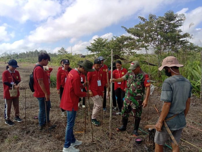 Mahasiswa KKN UPR Tanam Jagung Bersama Poktan dan Dinas Pertanian Kuala Kurun di Desa Teluk Nyatu