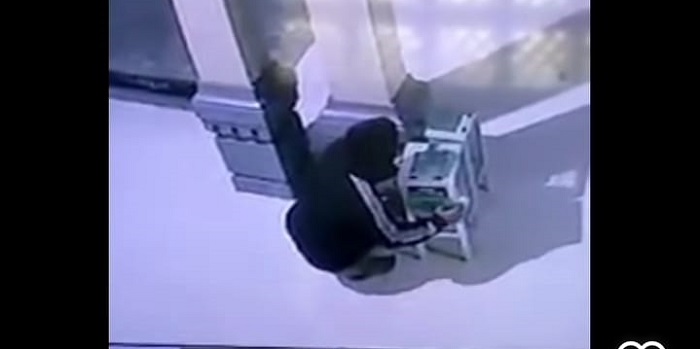 Pencuri Kotak Amal di Masjid Baamang Terekam CCTV
