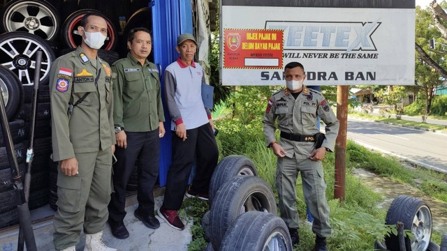 Tak Bayar Pajak Reklame, Plang Toko di Kobar Dipasangi Stiker Utang