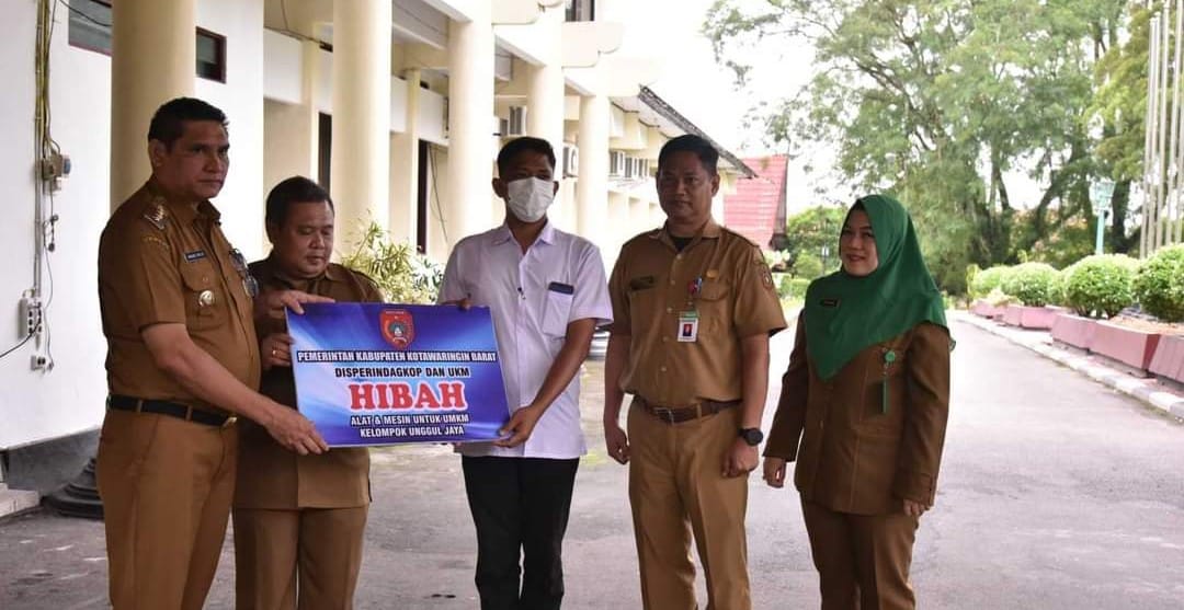 Pemkab Kobar Salurkan Bantuan untuk Pengembangan Usaha Mikro