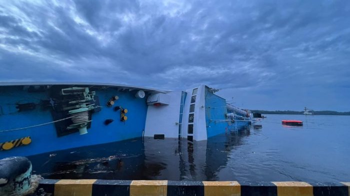 KM Setya Kencana lll Terbalik di Pelabuhan Panglila Utar Kumai