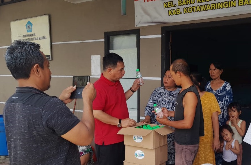 Bantu Warga Terdampak Banjir, PDAM Tirta Arut Pangkalan Bun Kirim Air Minum Kemasan Produksi Sendiri