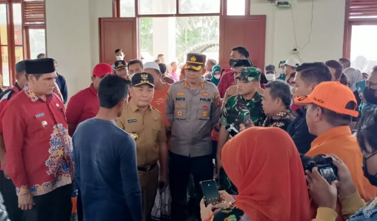 Dandim Pangkalan Bun Dampingi Gubernur Kalteng Tinjau Korban Banjir