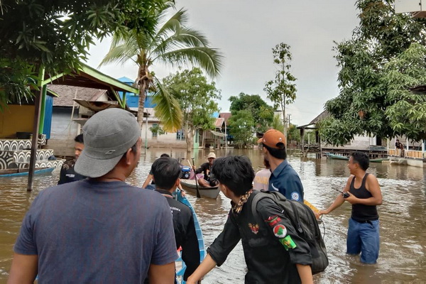 Bantu Korban Banjir, Aliansi Mahasiswa Peduli Kalteng Salurkan 271 Paket Sembako