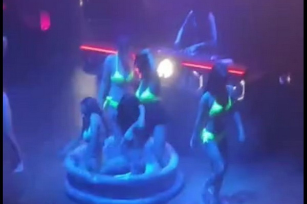Vulgar, Seksi Dancer di Vino Club Hanya Gunakan underwear