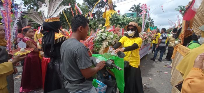 Selain Ikuti Rangkaian Pawai Nasi Adab, Rombongan CBI Group Lakukan Sweeping Sampah