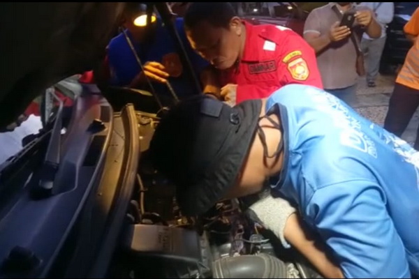 Evakuasi King Cobra dari Kap Mesin Mobil Jadi Tontonan Warga