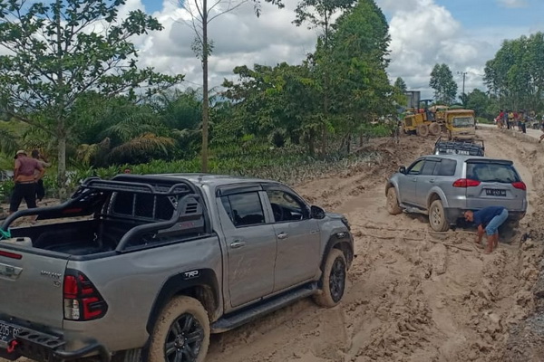 Warga Keluhkan Jalan Pangkalan Bun-Kolam Berlubang dan Berlumpur