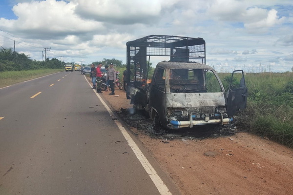 Mobil Pengantar Roti Terbakar di Jalan Tjilik Riwut Km 68