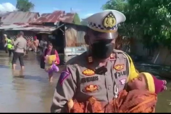 Kasat Lantas Polres Singkawang Selamatkan Bayi Kejang di Lokasi Banjir
