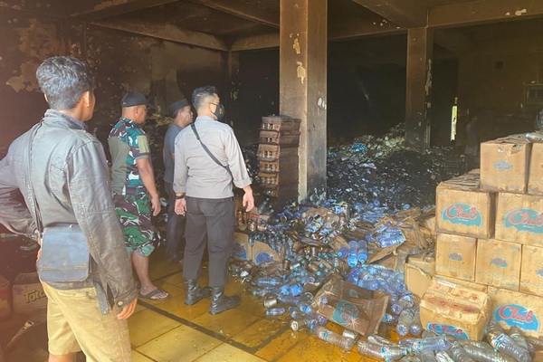 Gudang Distributor di Parenggean Terbakar, Makanan dan Minuman Hangus