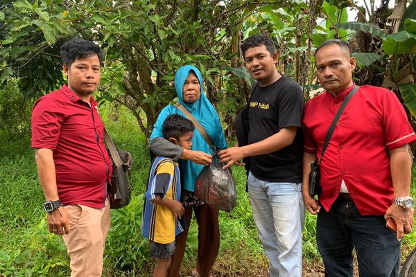 Jurnalis Bagi Sembako pada Warga Melawi Terdampak Banjir