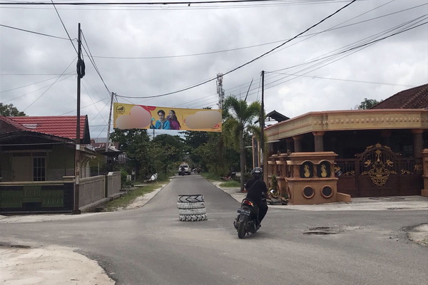 Spanduk Tak Berizin Bergelantungan di Kota Sampit