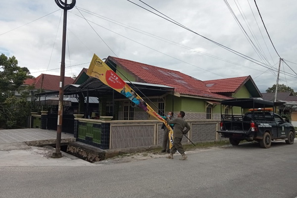 Satpol PP Copot Spanduk tak Berizin di Kota Sampit