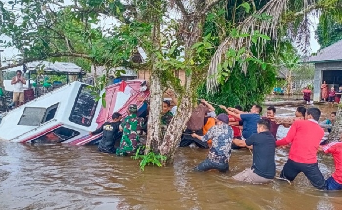 Sempat Alami Spedboat Karam, Pemkab Katingan Terus Komitmen Bantu Warga Terdampak Banjir