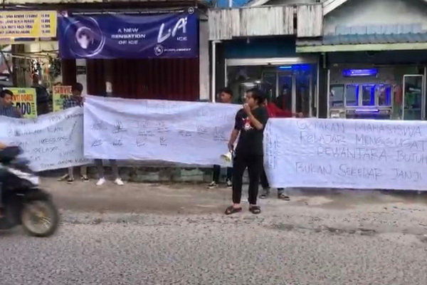 Tuntut Perbaikan Jalan Zona Pendidikan, Mahasiswa dan Pelajar Gelar Unjuk Rasa