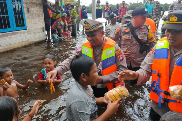 Satlantas Polres Kotim Salurkan Ratusan Paket Sembako untuk Korban Banjir