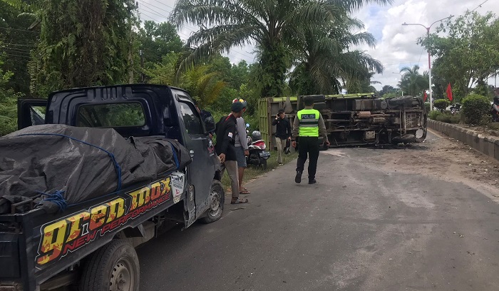 Ingin Salip Pikap, Truk Terbalik Setelah Hantam Median Jalan