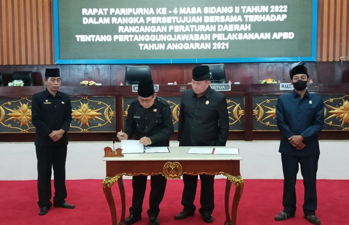 DPRD – Pemkab Mura Tandatangani Raperda Pertanggungjawaban APBD 2021