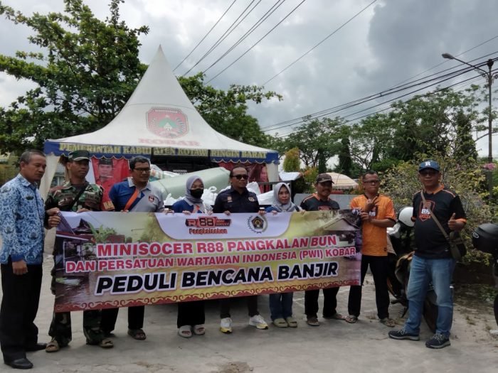 Gandeng PWI Kobar, Mini Soccer R88 Pangkalan Bun Bagikan Bantuan untuk Korban Banjir