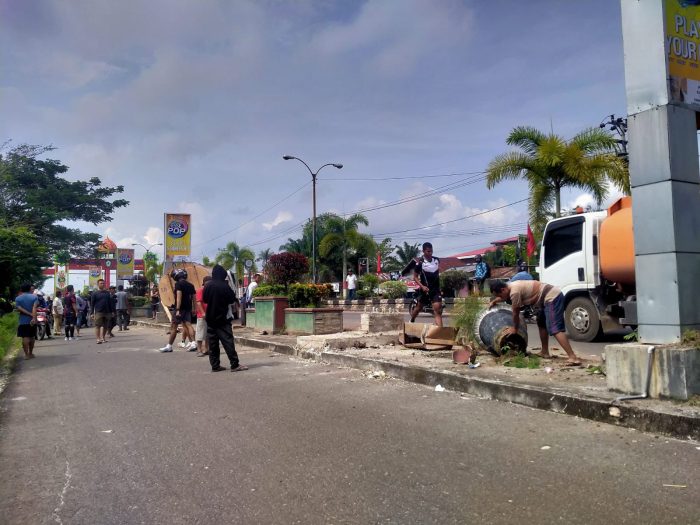 Truk Pecah Ban Hantam Median Jalan di Depan Stadion 29 November Sampit