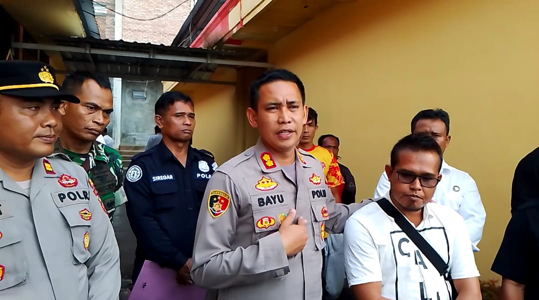 Tak Terima Tokoh Masyarakatnya Dijadikan Tersangka, Puluhan Warga Baboal Baboti Datangi Polres Kobar