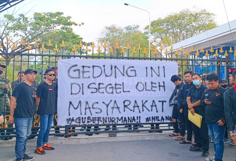 Saling Adu Argumen Terjadi Saat Massa Aksi Pro Gubernur Bertemu Mahasiswa