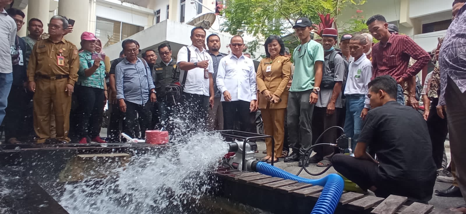 Mukhtarudin Serahkan 1045 Pompa Konversi ke Petani dan Nelayan di Kobar
