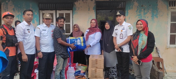 Dinsos Kotim Salurkan Bantuan untuk Korban Kebakaran di MB Ketapang