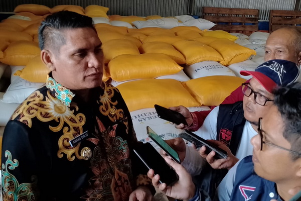 Antisipasi Kualitas Beras Bantuan Jelek, Anang Dirjo Sidak Gudang Bulog