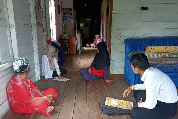 Monitorinr, Dinsos Kotim Serahkan Bantuan Korban Kebakaran di Samuda
