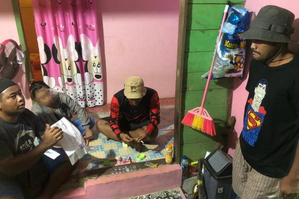Terbukti Simpan Sabu di Lantai Dapurnya, Ibu ini Diciduk Polisi